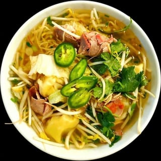 S8 - Hoành Thánh Mì (Large) Egg Noodles & 4 Wontons