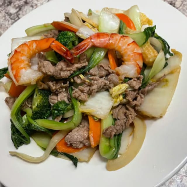 13. Mì Xào Tôm, Thịt - Shrimp & Beef With Egg Noodle.
